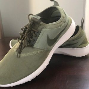 Nike breathable stretch gym shoes